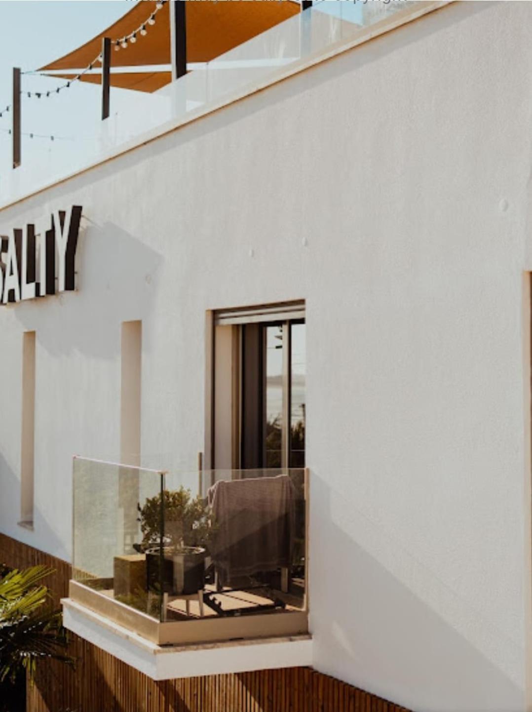 The Salty Pelican Yoga & Surf Retreat Пеніші Номер фото